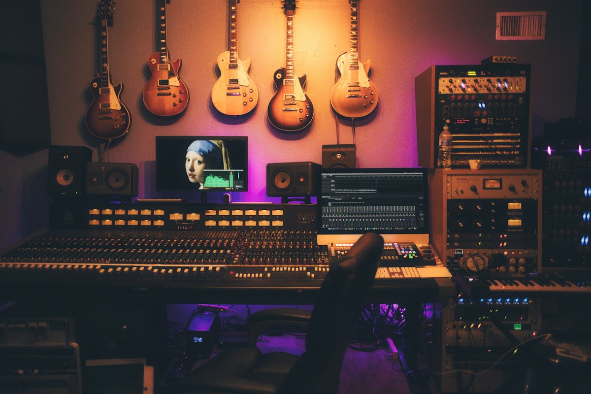 Mengtafel en audioapparatuur in een muziekstudio